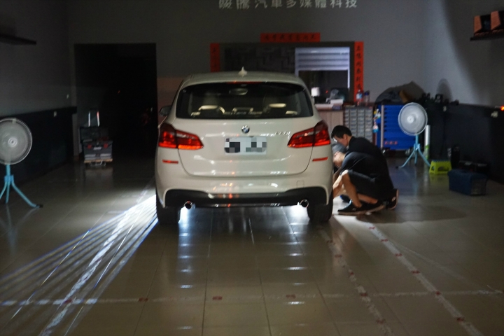 BMW 2AT 天使之翼 迎賓光毯安裝分享