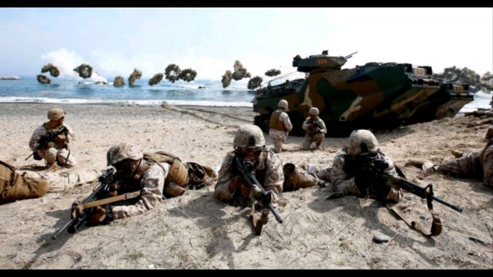 美國海軍陸戰隊 搶灘時背包留在車頂