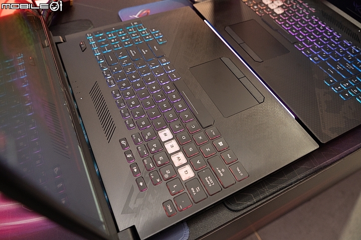 Computex 2018 ASUS ROG STRIX HERO II 則是採用圖騰紋路的設計風格 Computex 2018 ASUS ROG STRIX HERO II 則是採用圖騰紋路的設計風格