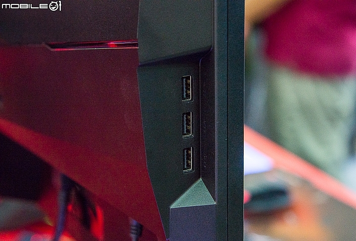 微星MSI Oculux NXG251顯示器顯示器左側設置三組USB3.0傳輸埠 微星MSI Oculux NXG251顯示器顯示器左側設置三組USB3.0傳輸埠