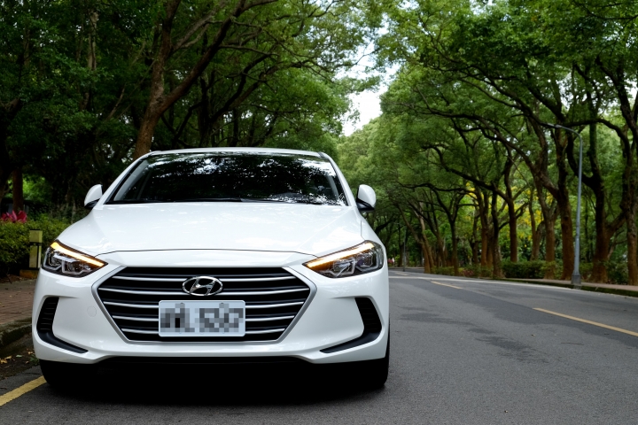 （開箱，更新門把仿碳纖維貼紙）Super Elantra 1.6汽油