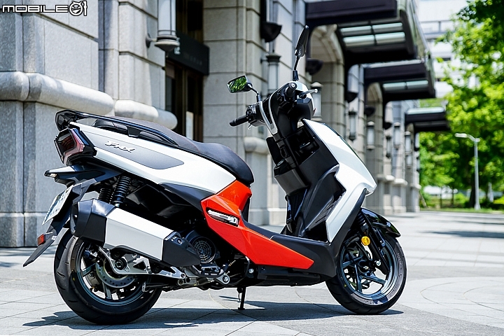 SYM FNX 125 車身的線條不像傳統速可達從車頭延伸至車身,反倒是在腳踏兩側斷開,這塊飾蓋也變得特別重要且顯眼 SYM FNX 125 車身的線條不像傳統速可達從車頭延伸至車身,反倒是在腳踏兩側斷開,這塊飾蓋也變得特別重要且顯眼