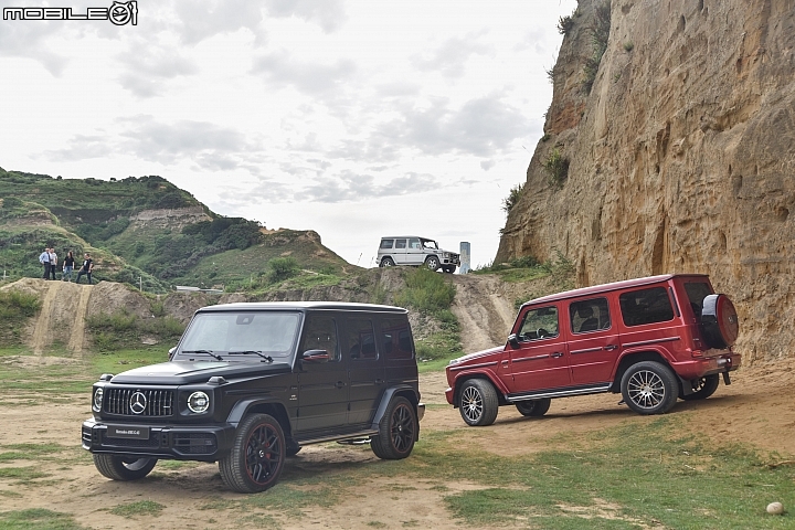 Mercedes-Benz 現場展示有左側消光黑塗裝並配有Edition 1套件的AMG G63,以及右側風信子紅車色並搭載夜色套件的G500 Mercedes-Benz 現場展示有左側消光黑塗裝並配有Edition 1套件的AMG G63,以及右側風信子紅車色並搭載夜色套件的G500