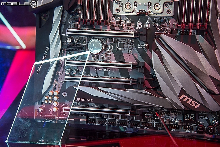 Computex 2018 MSI MEG X399 CREATION主機板 擴充部分則有提供了四組PCIe3.0x16以及一組PCIe3.0x1插槽 Computex 2018 MSI MEG X399 CREATION主機板 擴充部分則有提供了四組PCIe3.0x16以及一組PCIe3.0x1插槽