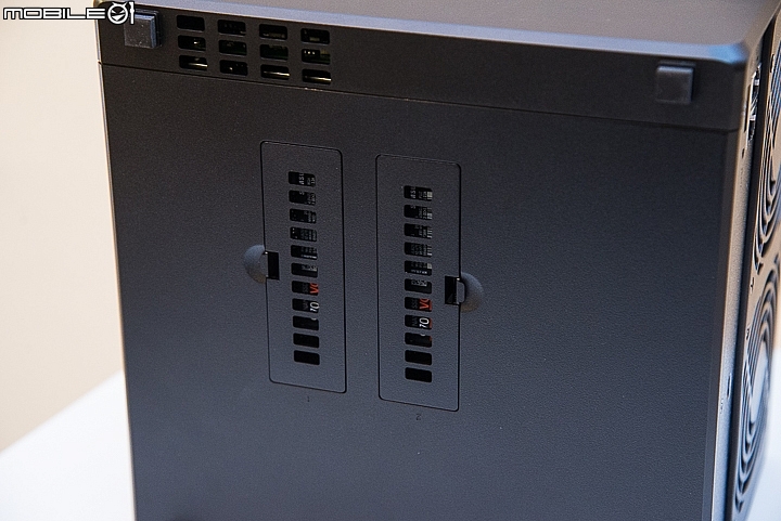Synology 5bay DS1019+ 機身底下設置兩組M.2 SSD固態硬碟插槽 Synology 5bay DS1019+ 機身底下設置兩組M.2 SSD固態硬碟插槽