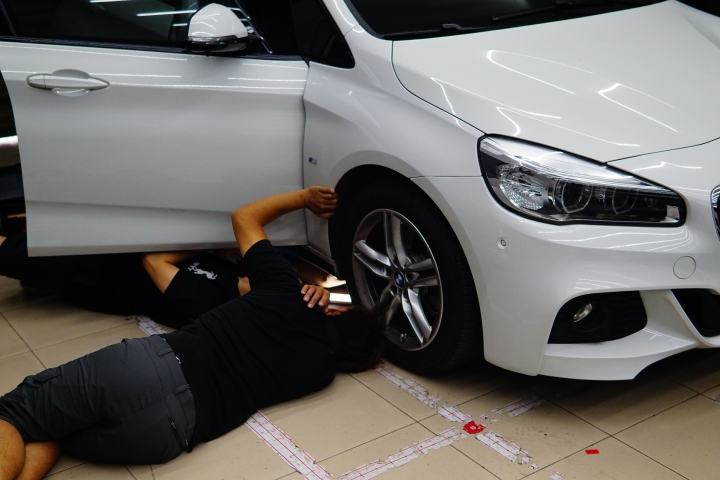 BMW 2AT 天使之翼 迎賓光毯安裝分享