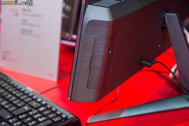 Computex 2018 MSI 推出PRO 24X 7M AIO電腦主機右側後方有設置了一個2.5吋硬碟安裝空間,只要卸下一個螺絲就可以快速安裝。 Computex 2018 MSI 推出PRO 24X 7M AIO電腦主機右側後方有設置了一個2.5吋硬碟安裝空間,只要卸下一個螺絲就可以快速安裝。