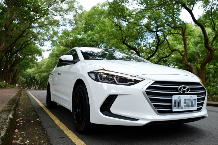 （開箱，更新門把仿碳纖維貼紙）Super Elantra 1.6汽油