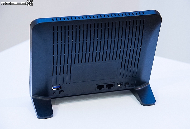 Synology MR2200ac無線路由器機身背後各設置了Gigabit RJ-45規格的WAN與LAN網路埠 Synology MR2200ac無線路由器機身背後各設置了Gigabit RJ-45規格的WAN與LAN網路埠
