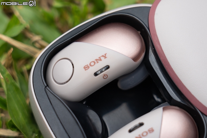Sony WF-SP700N 左側耳機上具備機械式的電源啓閉按鍵 Sony WF-SP700N 左側耳機上具備機械式的電源啓閉按鍵