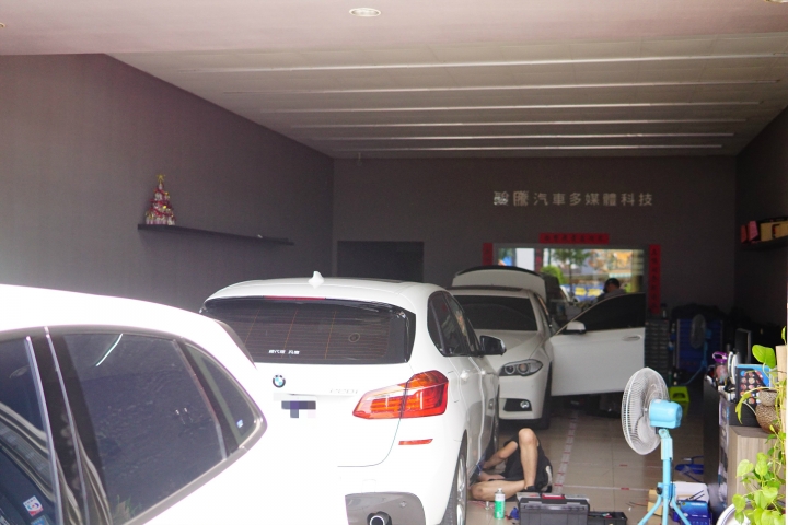 BMW 2AT 天使之翼 迎賓光毯安裝分享