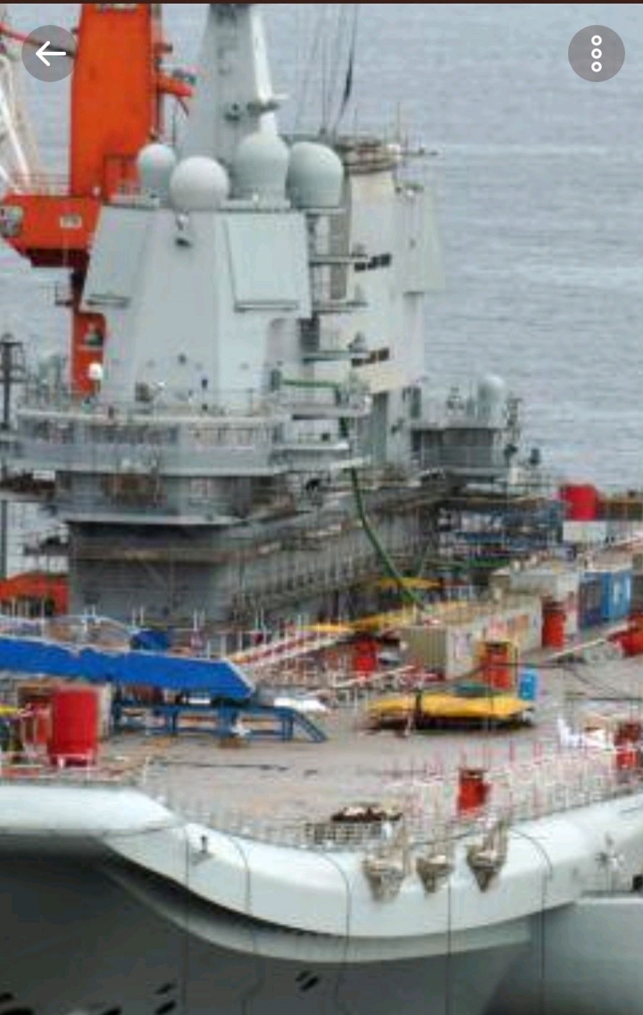 遼寧艦再返乾船塢,與新艦並列趕工