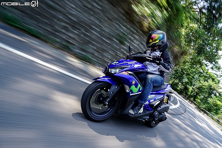 YAMAHA AEROX 155 Movistar MotoGP 塗裝版本-過彎時前後胎很爭氣,加上車體車台設定,車身不會扯動 YAMAHA AEROX 155 Movistar MotoGP 塗裝版本-過彎時前後胎很爭氣,加上車體車台設定,車身不會扯動