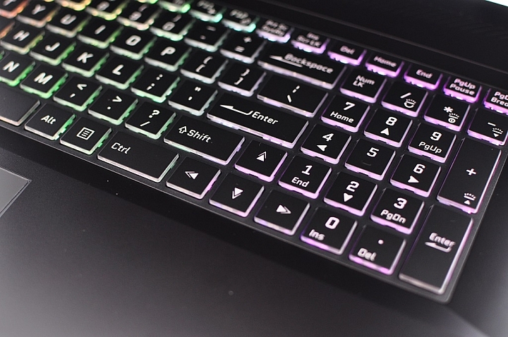 GIGABYTE Sabre 17-W8,八代新機測試報告