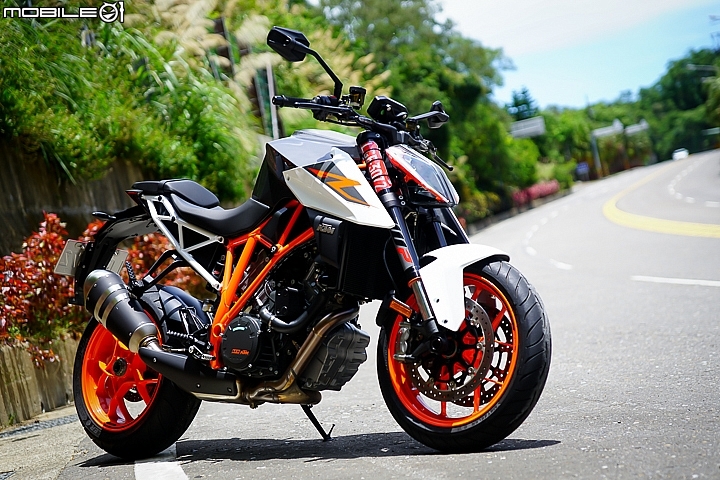 2018 KTM 1290 Super Duke R -使用一顆 75 度夾角的 V 型雙缸引擎,最大馬力雖然下修為 177hp,最大扭力也下降至 14.37 kgf-m,但是依然暴力得不可思議 2018 KTM 1290 Super Duke R -使用一顆 75 度夾角的 V 型雙缸引擎,最大馬力雖然下修為 177hp,最大扭力也下降至 14.37 kgf-m,但是依然暴力得不可思議