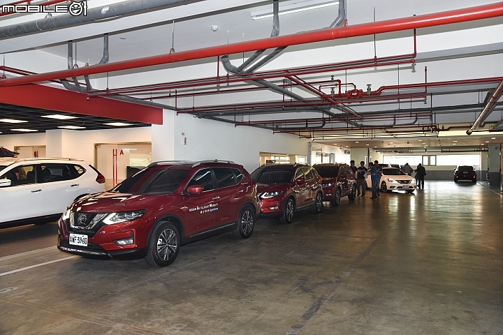 Nissan X-Trail 網友飛行傘體驗會-車輛分配完畢、導航也設定好之後,大家就一起往第一站Loft 17森活休閒園區 Nissan X-Trail 網友飛行傘體驗會-車輛分配完畢、導航也設定好之後,大家就一起往第一站Loft 17森活休閒園區