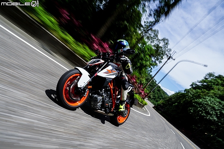 2018 KTM 1290 Super Duke R 車輛操控性依然是反應快速,車身動態輕巧靈敏,車輛的加速度也還是那種看著時速錶像火箭推進般快速,著實讓人印象深刻 2018 KTM 1290 Super Duke R 車輛操控性依然是反應快速,車身動態輕巧靈敏,車輛的加速度也還是那種看著時速錶像火箭推進般快速,著實讓人印象深刻