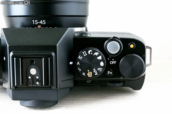 Fujifilm X-T100-機頂右肩處比較值得一提的是「Fn自訂鍵」,因為這是 X-T100 唯一的 Fn 鍵;另外內建機械快門與電子快門,機械快門的最高快門速度為 1/4000s,電子快門最高則支援到 1/32000s。 Fujifilm X-T100-機頂右肩處比較值得一提的是「Fn自訂鍵」,因為這是 X-T100 唯一的 Fn 鍵;另外內建機械快門與電子快門,機械快門的最高快門速度為 1/4000s,電子快門最高則支援到 1/32000s。