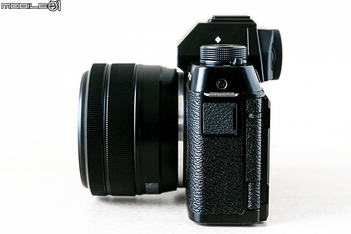 Fujifilm X-T100-機身左側也可以看到大面積的止滑紋路,另外這裡還有「2.5mm 的麥克風 / 電子快門線」插槽。 Fujifilm X-T100-機身左側也可以看到大面積的止滑紋路,另外這裡還有「2.5mm 的麥克風 / 電子快門線」插槽。