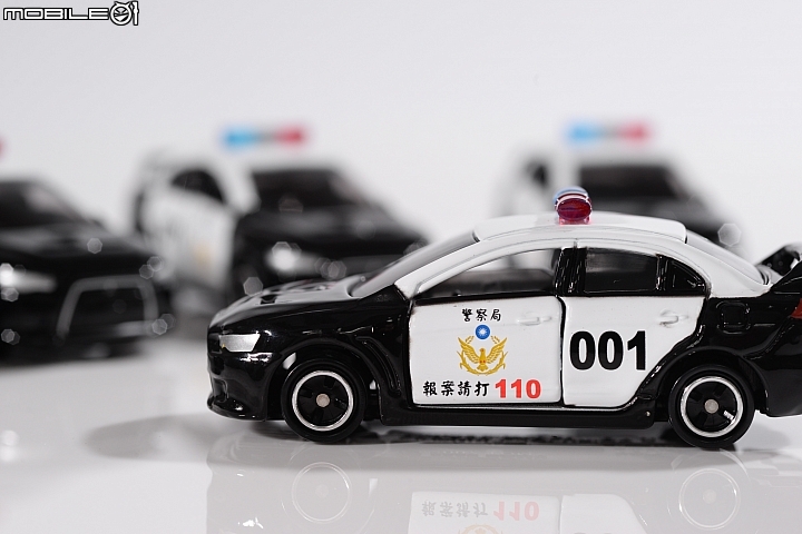 TOMICA Lancer 台灣警車特別版,駕駛座這面有「報案請打110」的專屬字樣 TOMICA Lancer 台灣警車特別版,駕駛座這面有「報案請打110」的專屬字樣