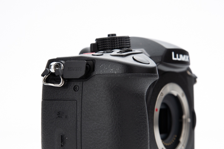 Panasonic Lumix DC-GH5s,機身右側藏了一個小蓋,裏頭是遙控器的連接埠。 Panasonic Lumix DC-GH5s,機身右側藏了一個小蓋,裏頭是遙控器的連接埠。