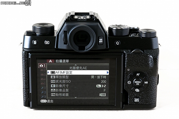 Fujifilm X-T100 搭載三向翻轉螢幕 復古有型依舊！