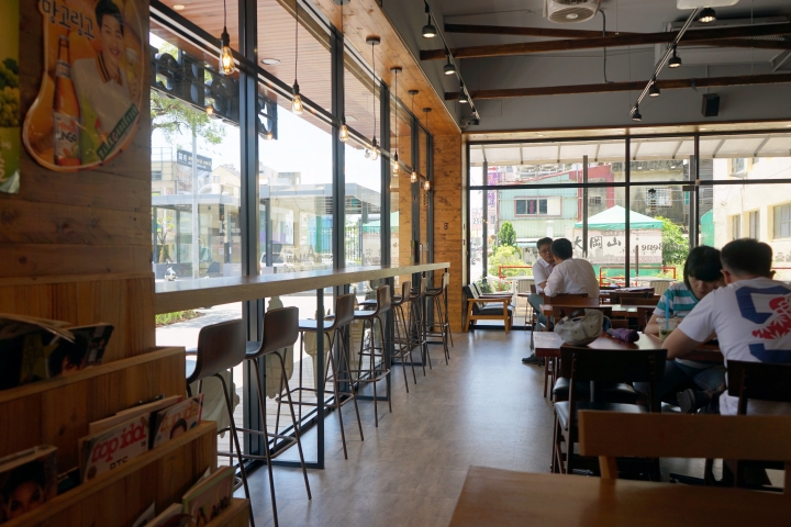 【台南咖啡館】咖啡伴 Caffe Bene|韓國市佔第一連鎖咖啡|「台南僅此一家」|現場完整複製原裝進口|風靡全球的韓式料理炫風|置身韓劇場景當個文青