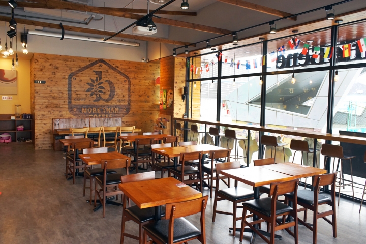 【台南咖啡館】咖啡伴 Caffe Bene|韓國市佔第一連鎖咖啡|「台南僅此一家」|現場完整複製原裝進口|風靡全球的韓式料理炫風|置身韓劇場景當個文青