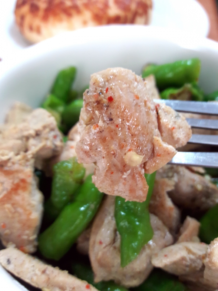 我的簡易午餐~青龍炒嫩雞,搭配貝果也是個絕妙阿!