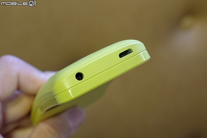 Nokia 8110 4G內建 microUSB 連接埠並有 3.5mm 耳機插孔 Nokia 8110 4G內建 microUSB 連接埠並有 3.5mm 耳機插孔
