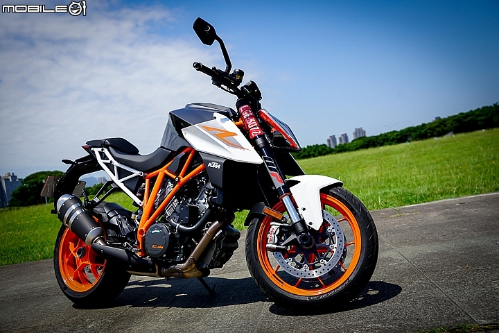 2018 KTM 1290 Super Duke R 在台灣由安東貿易引進,電控系統方面標配了 ABS 與 MTC 與動力模式選擇以外,彎道 ABS 也列為 2018 年度標配清單 2018 KTM 1290 Super Duke R 在台灣由安東貿易引進,電控系統方面標配了 ABS 與 MTC 與動力模式選擇以外,彎道 ABS 也列為 2018 年度標配清單