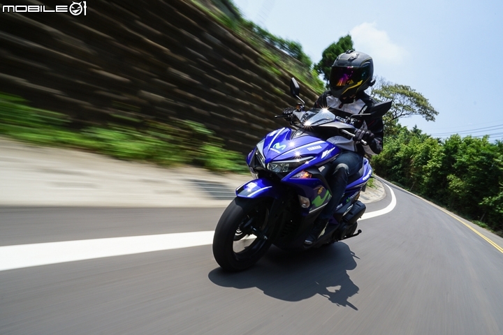 YAMAHA AEROX 155 Movistar MotoGP 塗裝版本-騎乘時的舒適度極高 YAMAHA AEROX 155 Movistar MotoGP 塗裝版本-騎乘時的舒適度極高