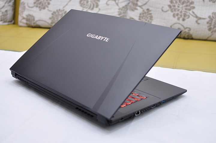 GIGABYTE Sabre 17-W8,八代新機測試報告