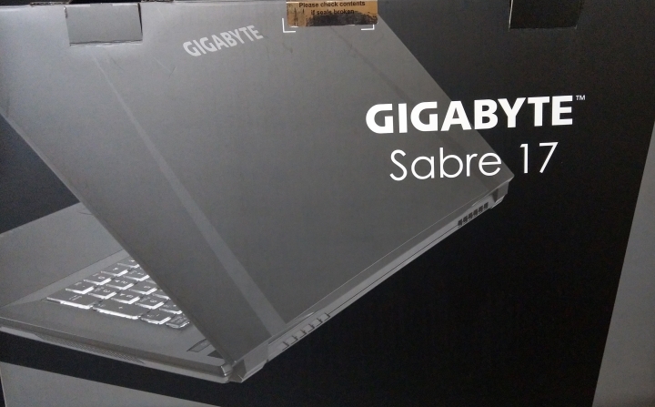 GIGABYTE  Sabre 17-W8 簡單開箱