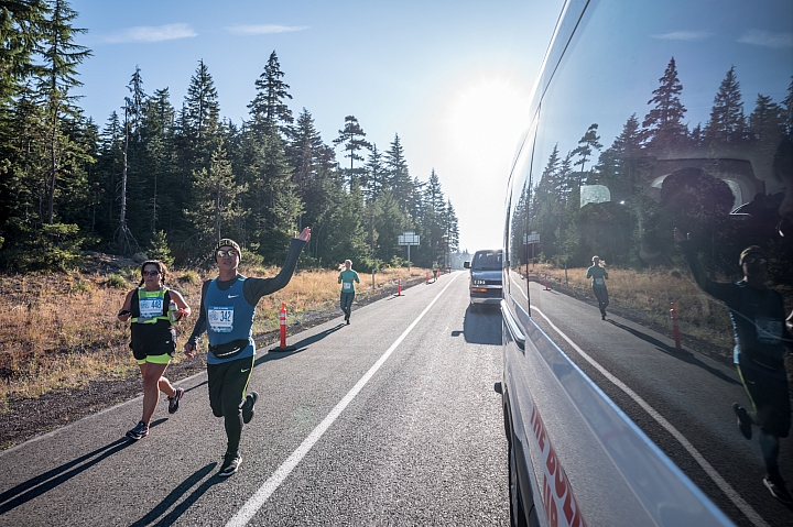Hood To Coast 如此艱辛的路線,必須由每隊12名選手駕駛兩台汽車日夜趕路 Hood To Coast 如此艱辛的路線,必須由每隊12名選手駕駛兩台汽車日夜趕路