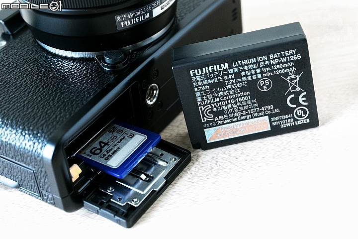 Fujifilm X-T100-採用 SDXC 的儲存格式,傳輸速度最高僅支援到 UHS-I Fujifilm X-T100-採用 SDXC 的儲存格式,傳輸速度最高僅支援到 UHS-I