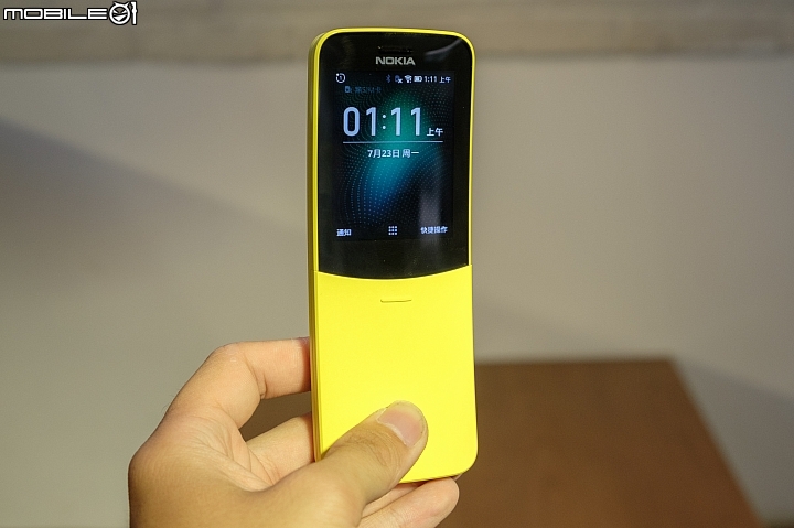 Nokia復刻版 8110 4G採用弧形的 2.45 吋 VQGA 螢幕(不能觸控),以及相當懷念的滑蓋式實體鍵盤。 Nokia復刻版 8110 4G採用弧形的 2.45 吋 VQGA 螢幕(不能觸控),以及相當懷念的滑蓋式實體鍵盤。