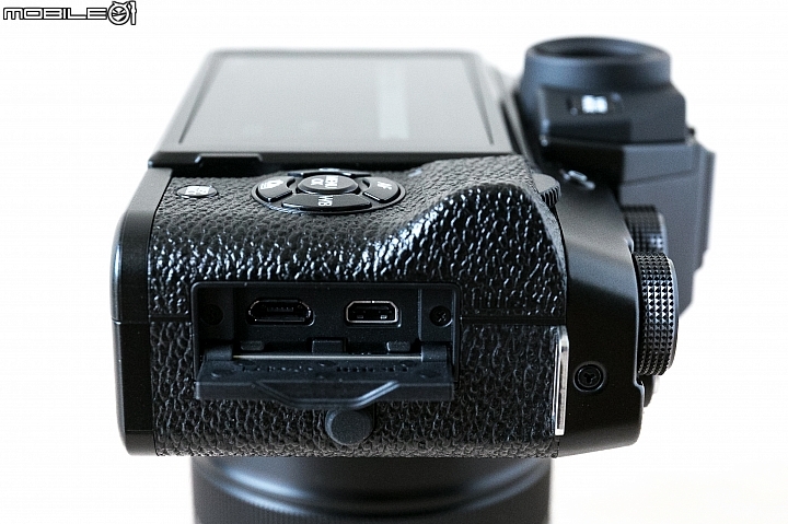 Fujifilm X-T100-機身右側設有 Micro HDMI 輸出埠與 Micro USB 的插槽,USB 不僅支援傳輸亦可充電,當然也可透過行動電源來供電囉!不過 X-T100 不支援邊充邊拍。 Fujifilm X-T100-機身右側設有 Micro HDMI 輸出埠與 Micro USB 的插槽,USB 不僅支援傳輸亦可充電,當然也可透過行動電源來供電囉!不過 X-T100 不支援邊充邊拍。