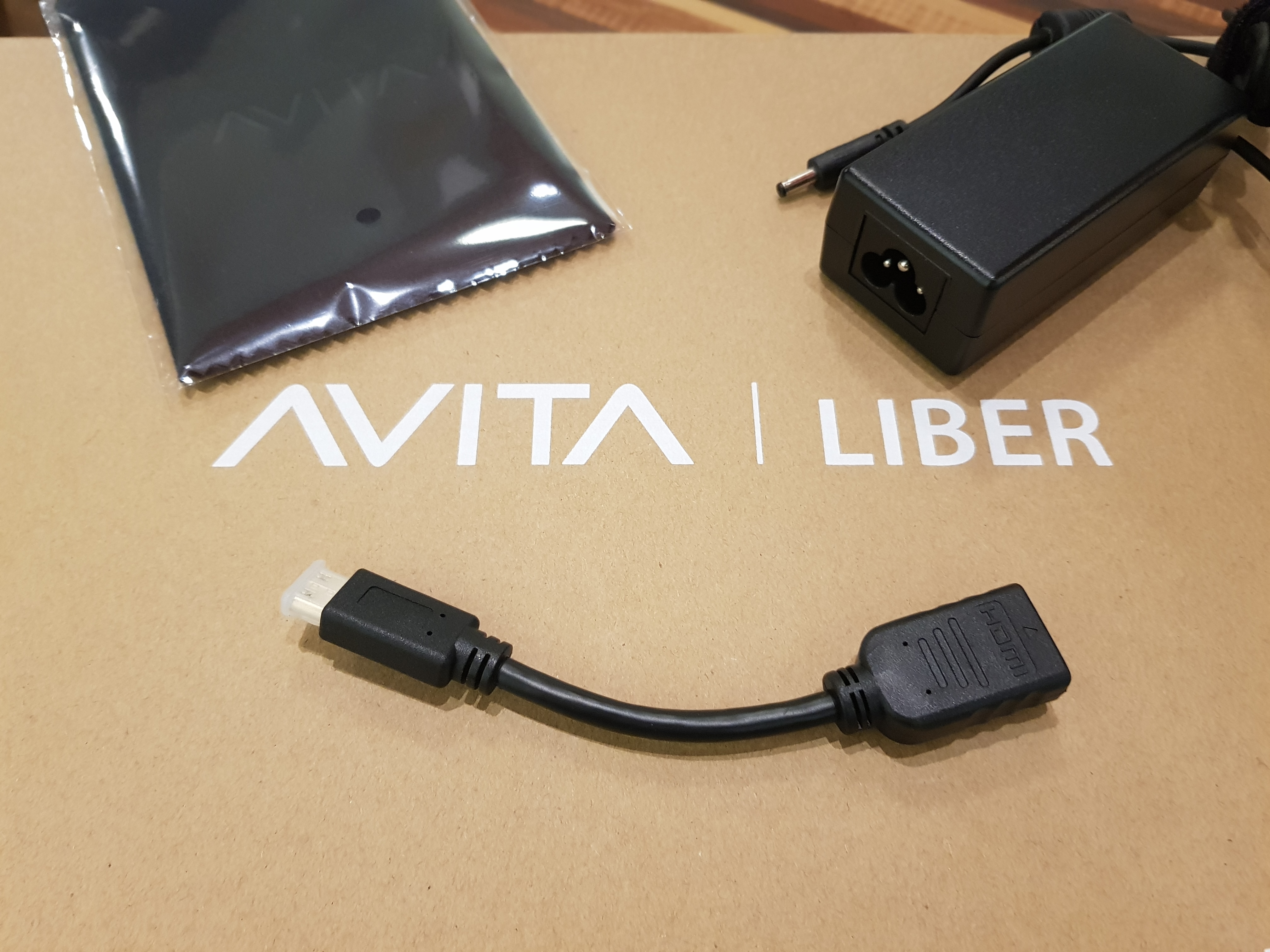 【小宅開箱】【閒聊】輕薄筆電界中的黑馬-AVITA LIBER 多色中的粉紅色