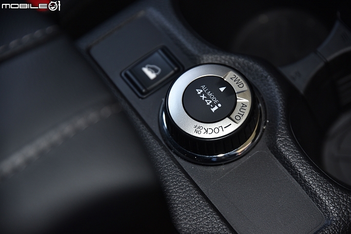 Nissan X-Trail 網友飛行傘體驗會-頂規4WD車型於中央安座配備驅動模式切換旋鈕 Nissan X-Trail 網友飛行傘體驗會-頂規4WD車型於中央安座配備驅動模式切換旋鈕