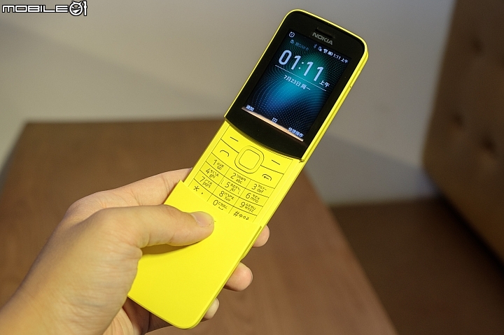 Nokia復刻版 8110 4G採用弧形的 2.45 吋 VQGA 螢幕(不能觸控),以及相當懷念的滑蓋式實體鍵盤。 Nokia復刻版 8110 4G採用弧形的 2.45 吋 VQGA 螢幕(不能觸控),以及相當懷念的滑蓋式實體鍵盤。
