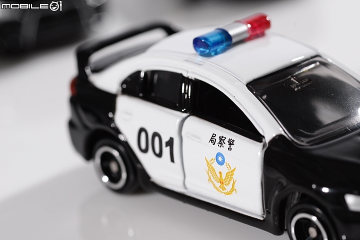 TOMICA Lancer 台灣警車特別版,車頂警示燈頗為細緻,副駕駛座車側部份,印有001編號、警察局字樣及警徽 TOMICA Lancer 台灣警車特別版,車頂警示燈頗為細緻,副駕駛座車側部份,印有001編號、警察局字樣及警徽