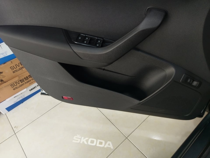SKODA KAROQ 開通相關隱藏功能 ~解黑屏 發動中上鎖 冷氣設定