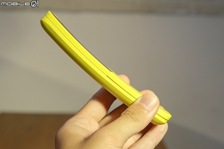 Nokia 8110 機身尺寸 133.45 x 49.3 x 14.9 mm,重 117g Nokia 8110 機身尺寸 133.45 x 49.3 x 14.9 mm,重 117g