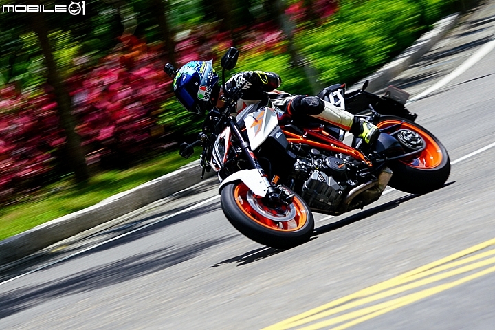 2018 KTM 1290 Super Duke R -車輛本身有選配進退檔快排與退檔自動補油 ( Auto Blipper ),全新的快排系統在進檔反應迅速又無頓挫 2018 KTM 1290 Super Duke R -車輛本身有選配進退檔快排與退檔自動補油 ( Auto Blipper ),全新的快排系統在進檔反應迅速又無頓挫