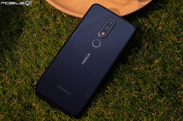 Nokia X6 -機背就是目前 HMD Global 時代的設計語言,與螢幕正面同樣採用康寧大猩猩 2.5D 玻璃 Nokia X6 -機背就是目前 HMD Global 時代的設計語言,與螢幕正面同樣採用康寧大猩猩 2.5D 玻璃