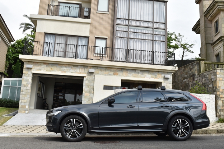歡喜迎雷神!volvo V90 Cross Country入厝曬照