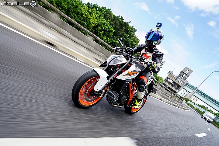 2018 KTM 1290 Super Duke R -三種動力模式切換之下,每一種動力都有獨特的油門反應速度,當然道路上還是比較推薦 STREET 模式會比較適合,若有較佳路面狀況,則可以再往上調整至 RACE 模式體驗完整操控,透過選配軟體 TRACK 模式則只推薦於賽道中使用 2018 KTM 1290 Super Duke R -三種動力模式切換之下,每一種動力都有獨特的油門反應速度,當然道路上還是比較推薦 STREET 模式會比較適合,若有較佳路面狀況,則可以再往上調整至 RACE 模式體驗完整操控,透過選配軟體 TRACK 模式則只推薦於賽道中使用