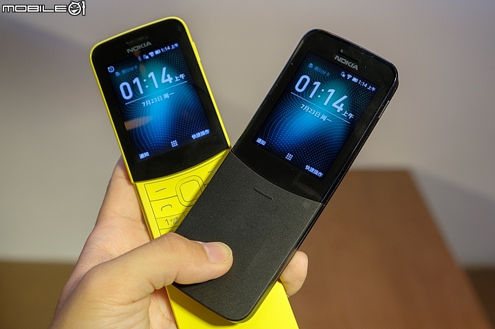 Nokia復刻版 8110 4G採用弧形的 2.45 吋 VQGA 螢幕(不能觸控),以及相當懷念的滑蓋式實體鍵盤。 Nokia復刻版 8110 4G採用弧形的 2.45 吋 VQGA 螢幕(不能觸控),以及相當懷念的滑蓋式實體鍵盤。