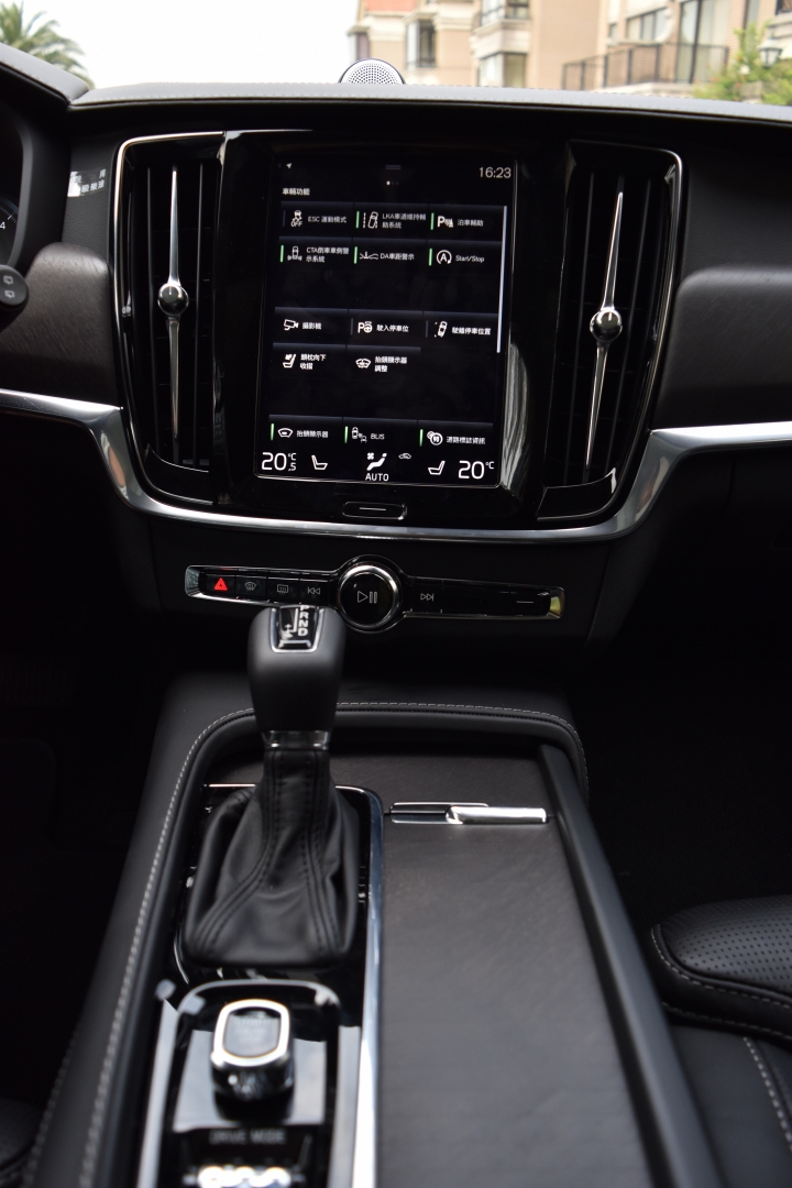 歡喜迎雷神!volvo V90 Cross Country入厝曬照